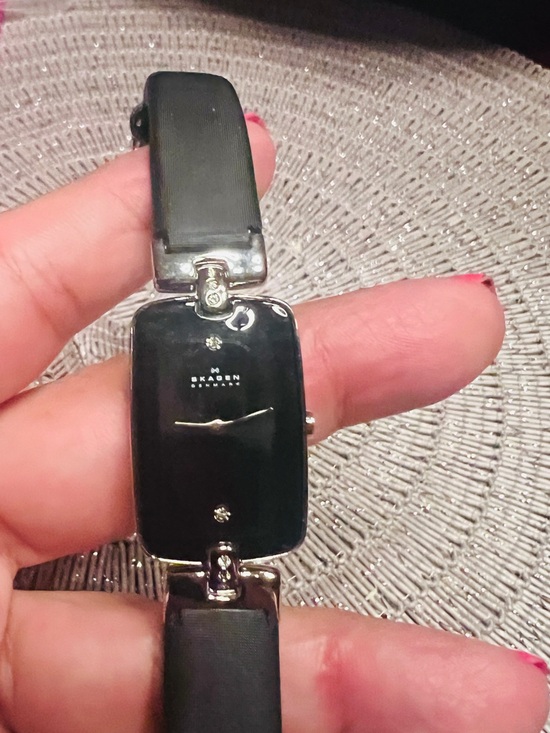 Skagen H01SSLB Steel Ladies Watch. Black leather band.